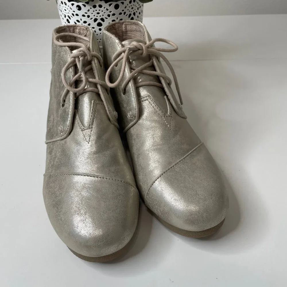 Tom's Girls White Gold Metallic Desert Wedge Ankle Lace Up Bootie